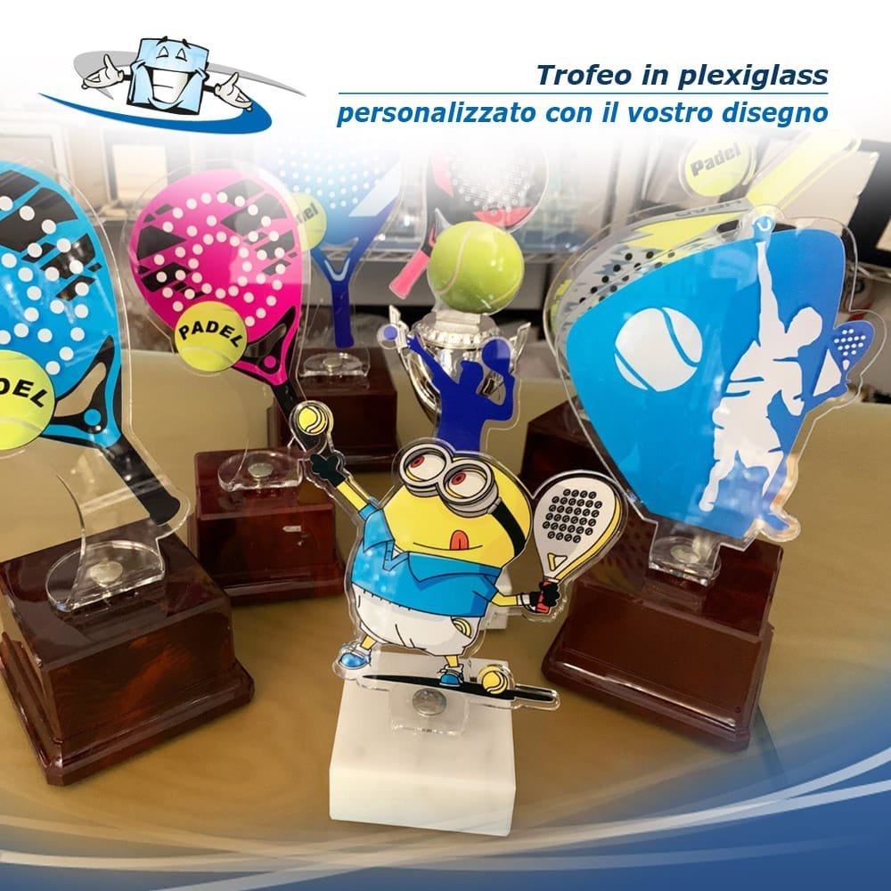 Trofei sagomati in plexiglass per tornei di Padel o altri sport con targhetta personalizzata