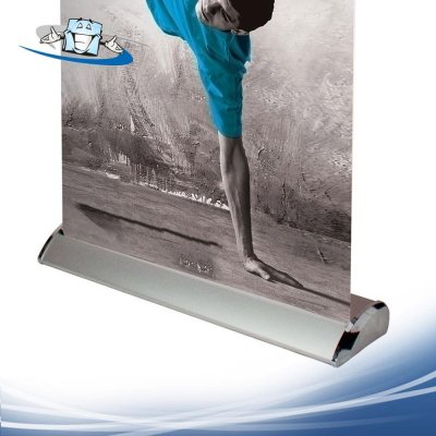 Delta lite - Banner roll up con piedini regolabili su superfici irregolari - personalizzazione inclusa